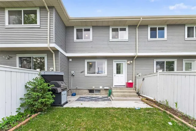 10 Falconer Terr, Calgary 5