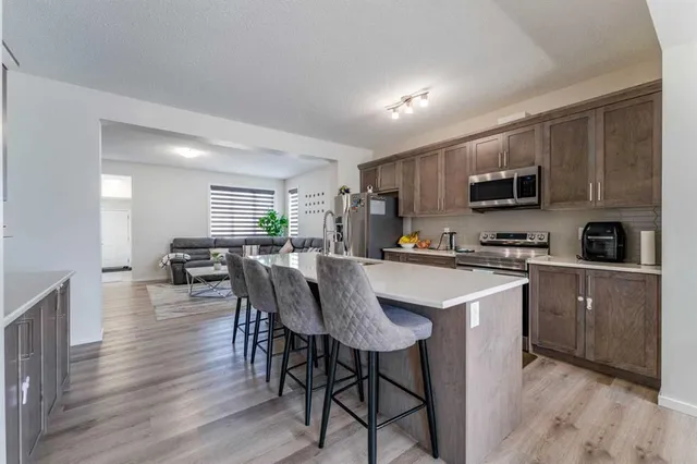 163 Carringham Rd, Calgary 5