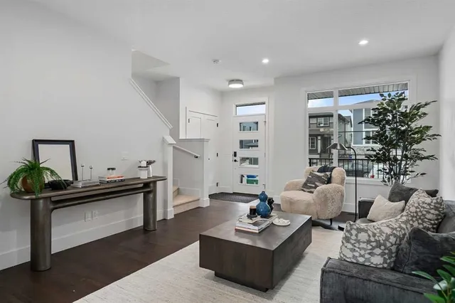 7158 Rangeview Ave, Calgary 5