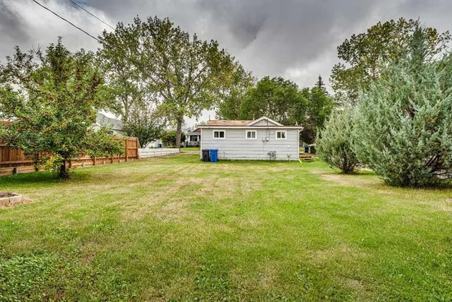 215 2 Ave, Three Hills 5