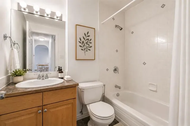 638 Meredith Rd #301, Calgary 5