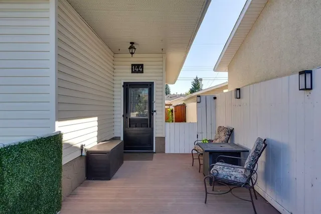 144 Dovercliffe Way, Calgary 2