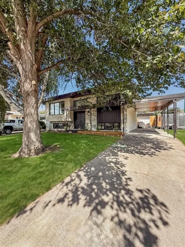 1259 St Catherine Rd, Lethbridge 2