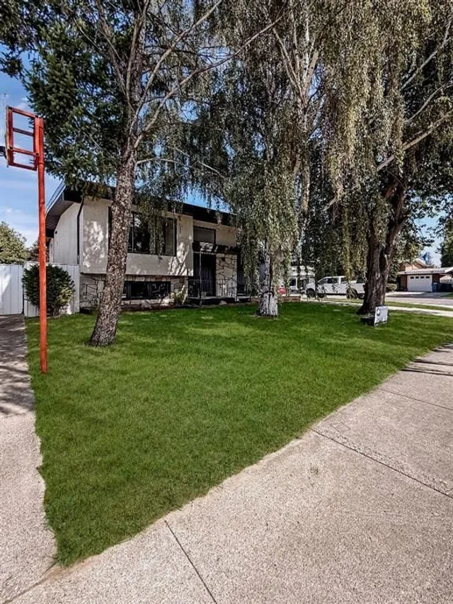1259 St Catherine Rd, Lethbridge 3