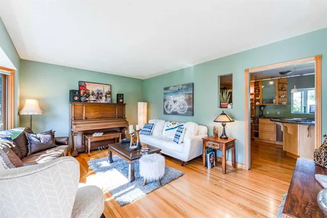 52 Windermere Rd, Calgary 5