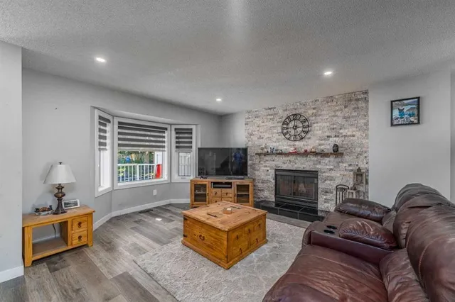 135 Sandarac Pl, Calgary 4