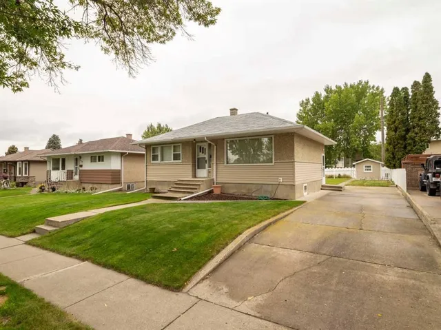 824 Stafford Dr, Lethbridge 2