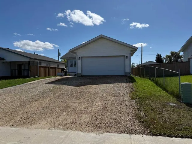 9713 105 Ave, Clairmont 3