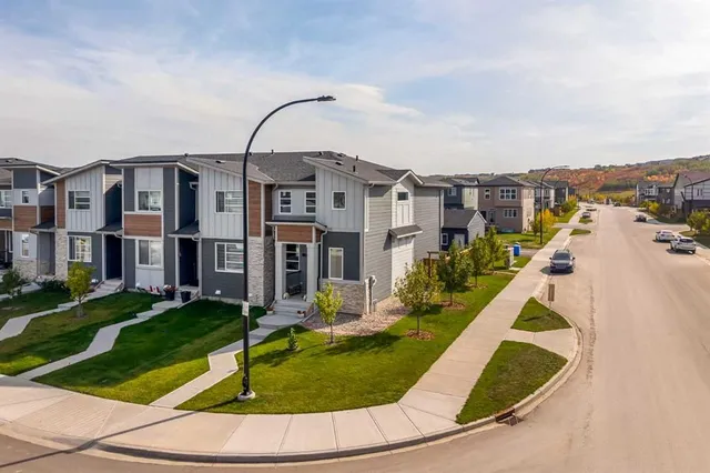 211 Wolf Creek Ave, Calgary 4