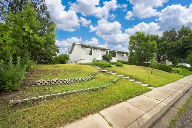248 Huntcroft Rd, Calgary 4