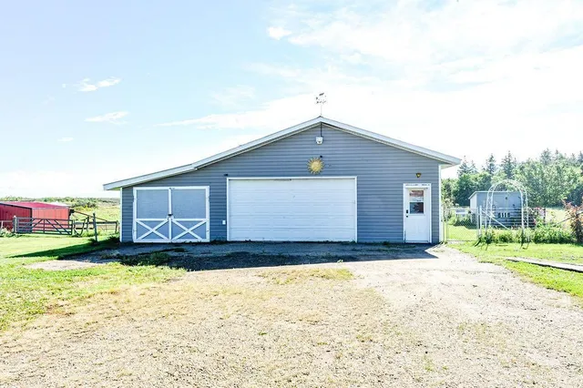 111 1 St, Round Hill 3
