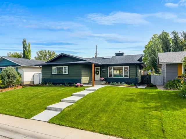 10832 Mapleford Rd, Calgary 2