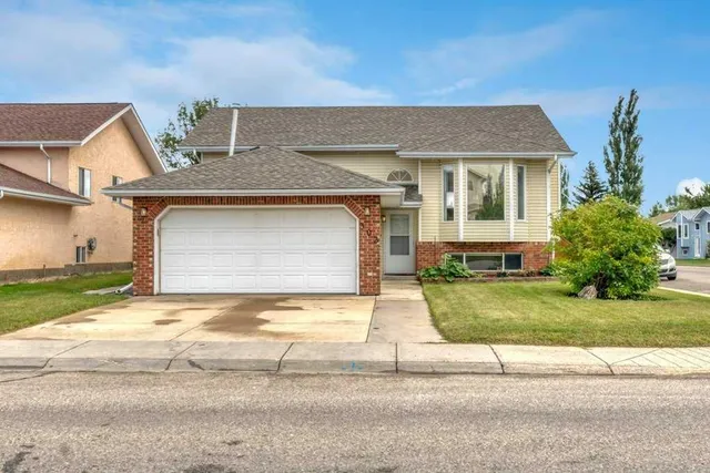 303 Strathaven Dr, Strathmore 2
