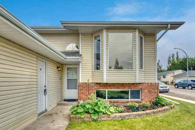303 Strathaven Dr, Strathmore 3
