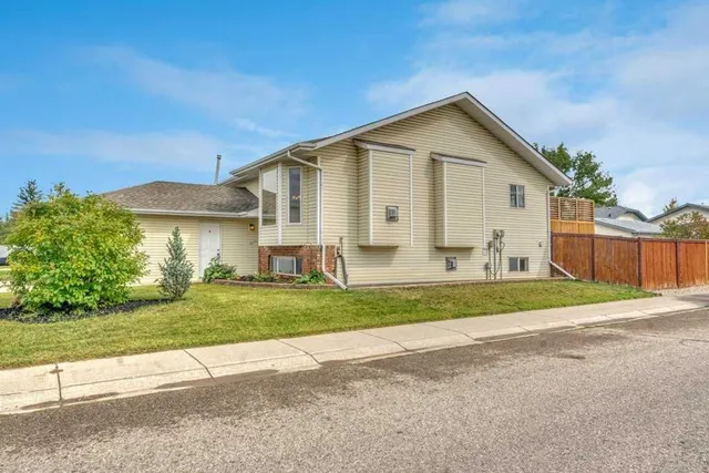 303 Strathaven Dr, Strathmore 4