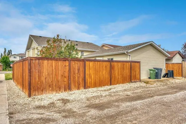 303 Strathaven Dr, Strathmore 5