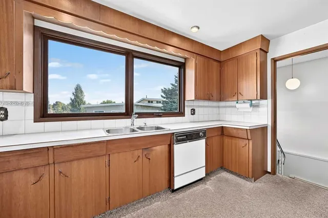 4632 Montana Dr, Calgary 5