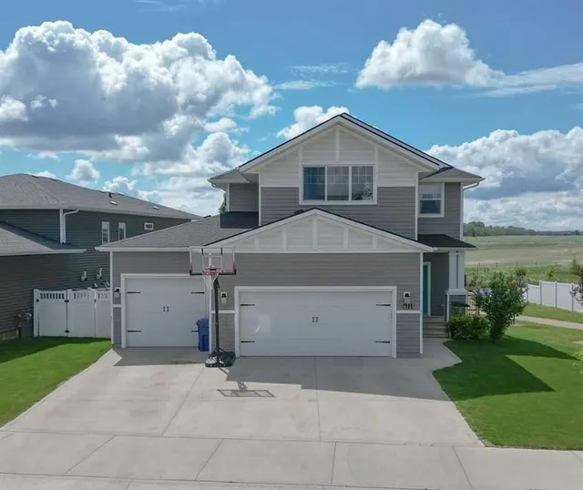 611 Robinson Ave, Penhold 2