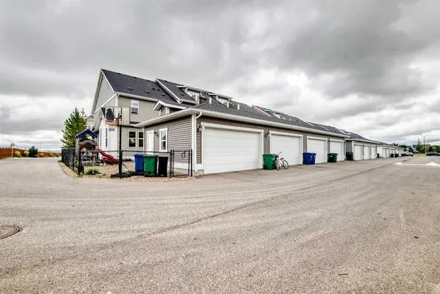 156 South Point Crt, Airdrie 5