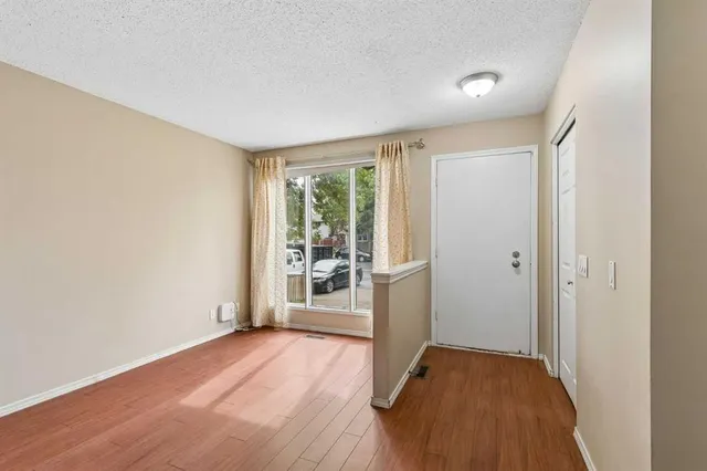 124 Pineset Pl, Calgary 5