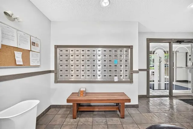 525 56 Ave #1P, Calgary 3