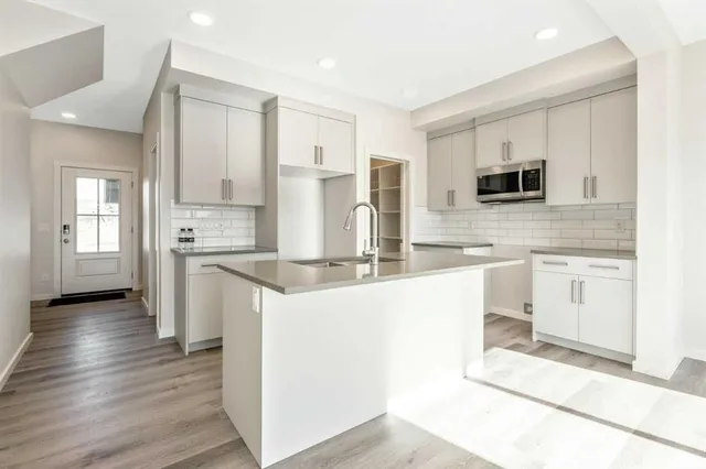 382 Heritage Blvd, Cochrane 2