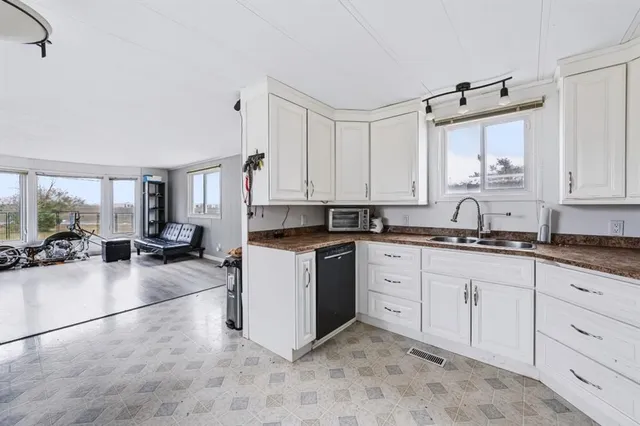 101 Huntstrom Dr, Calgary 5