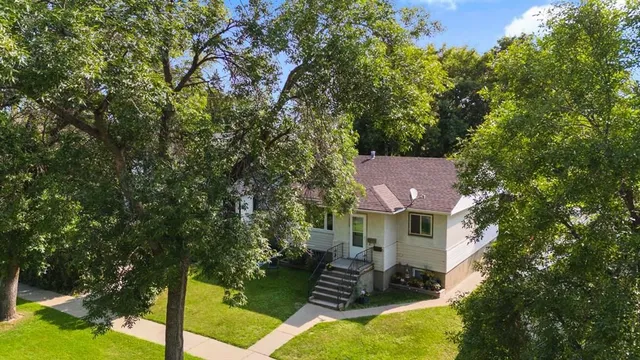 5229 50 St, Camrose 3