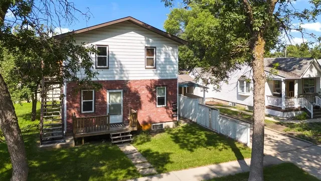 5212 52 St, Camrose 2