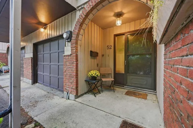 52 Canterbury Gdns, Calgary 2