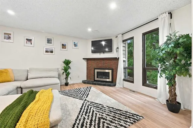 52 Canterbury Gdns, Calgary 4