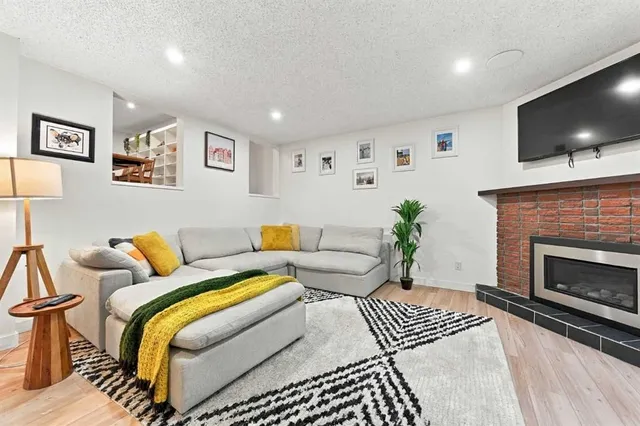 52 Canterbury Gdns, Calgary 5