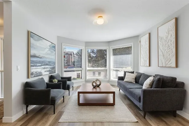 47 Canterbury Crt, Calgary 4