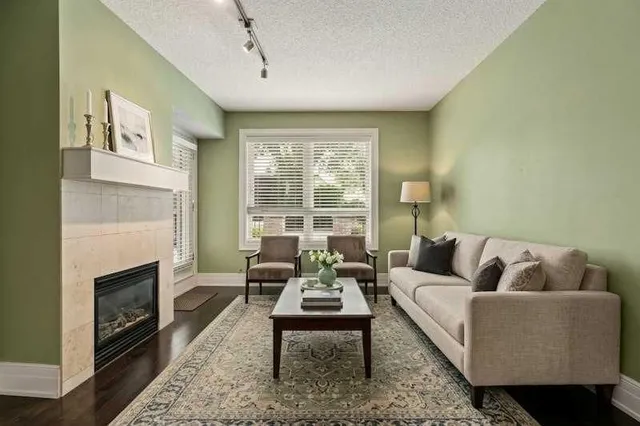 518 33 St #105, Calgary 3