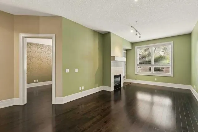 518 33 St #105, Calgary 4