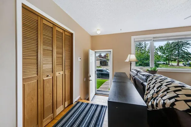 1012 Raynard Cres, Calgary 3