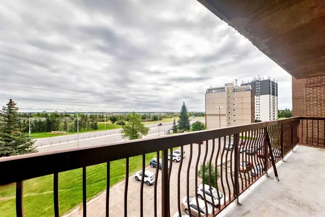 5 Berkeley Pl #517, Lethbridge 2