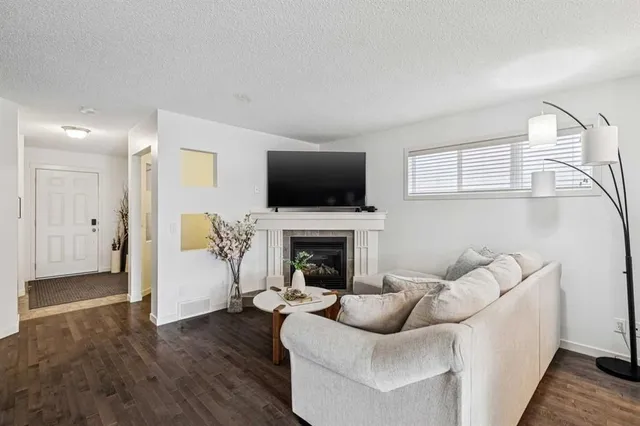 524 Cranston Dr, Calgary 5
