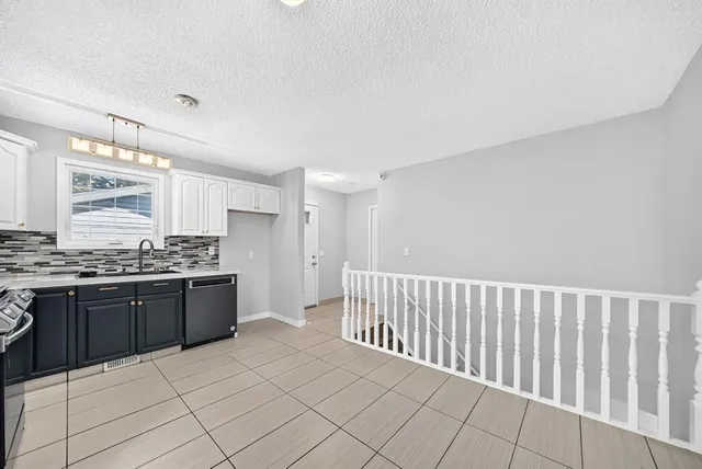 16 Dovely Way, Calgary 4