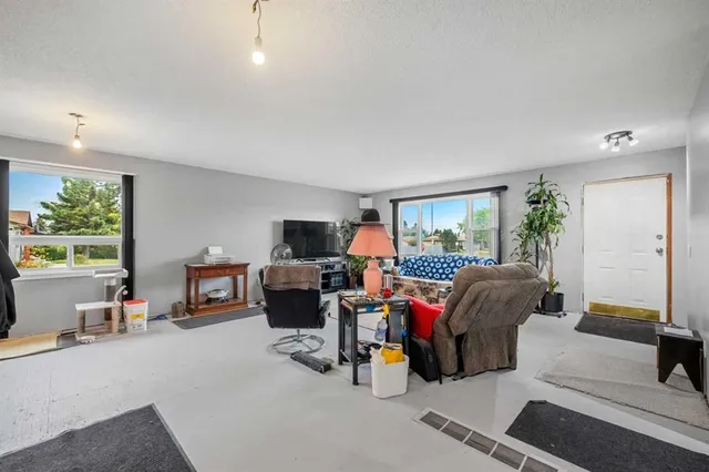 1219 68 St, Calgary 3