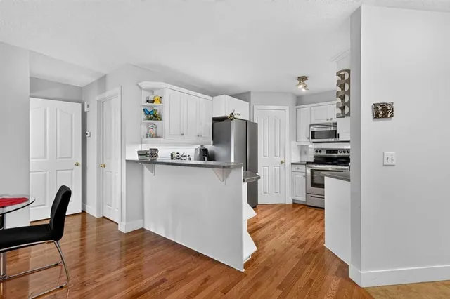 2811 24A St #2, Calgary 5