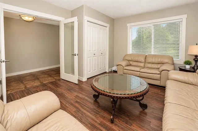 203 Hillcrest Blvd, Strathmore 5
