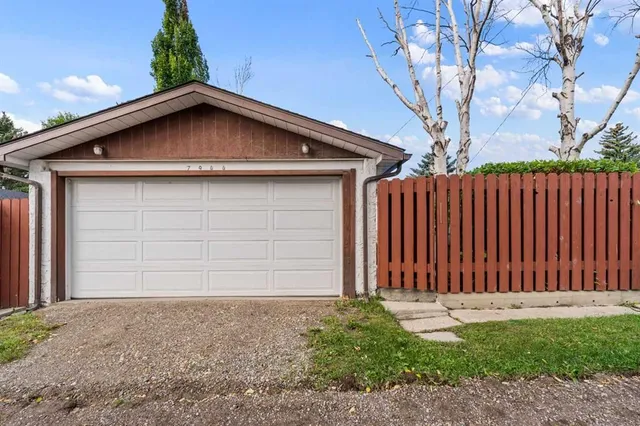 7944 Huntington Rd, Calgary 2