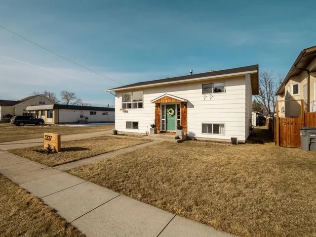 5327 3A St, Claresholm 2
