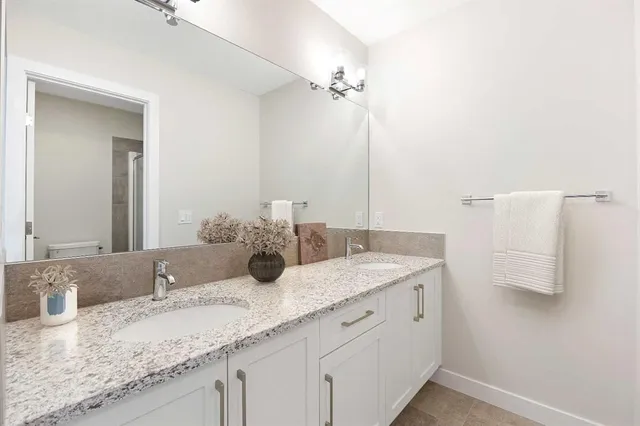 215 Waterford Hts, Chestermere 5