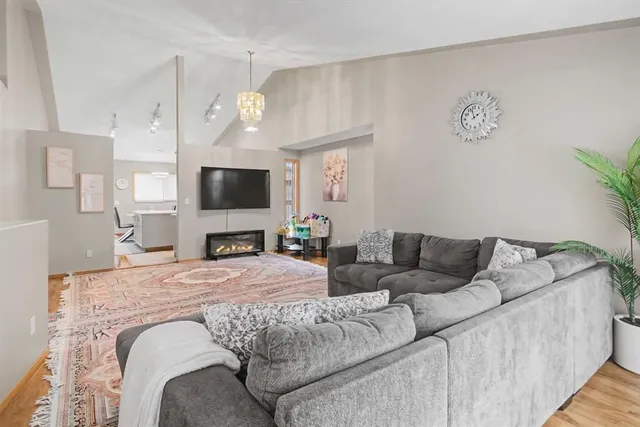 7212 California Blvd, Calgary 5
