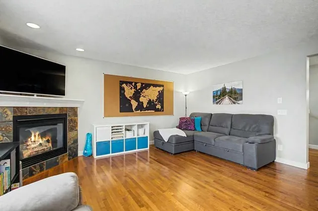 1410 38 St, Calgary 5