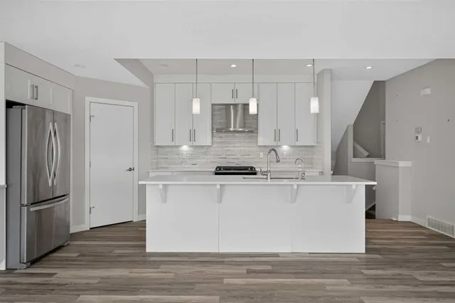 2416 30 St #4, Calgary