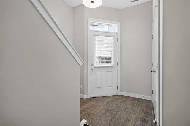 2416 30 St #4, Calgary 5