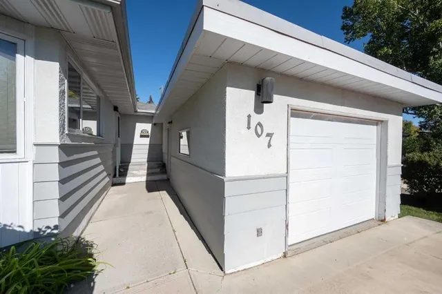107 Hallbrook Dr, Calgary 4
